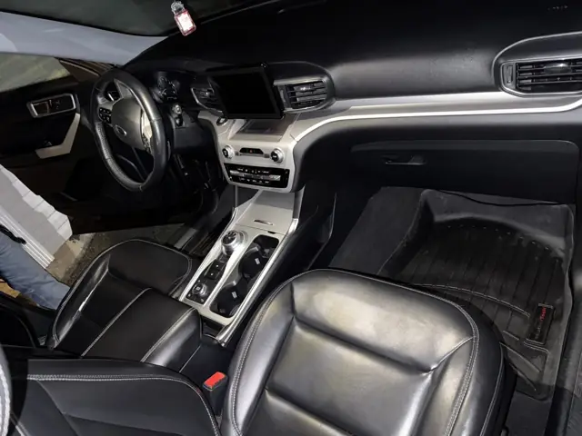 3-row SUV, leather interior